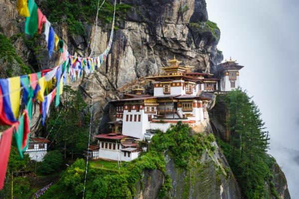 Bhutanilaiset onnetiikerit pesivät temppelin Parossa