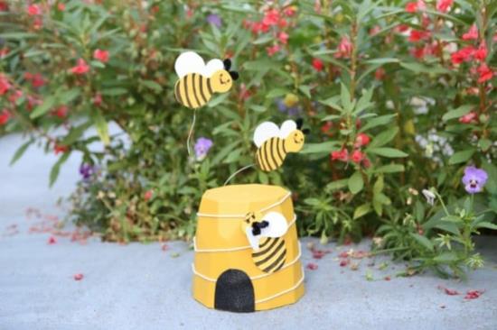 mehiläiset rypistyvät paperista mehiläispesään kukkaruukusta