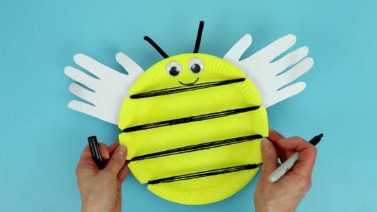 mehiläiset tekevät käsitöitä paperilevyistä ja langasta