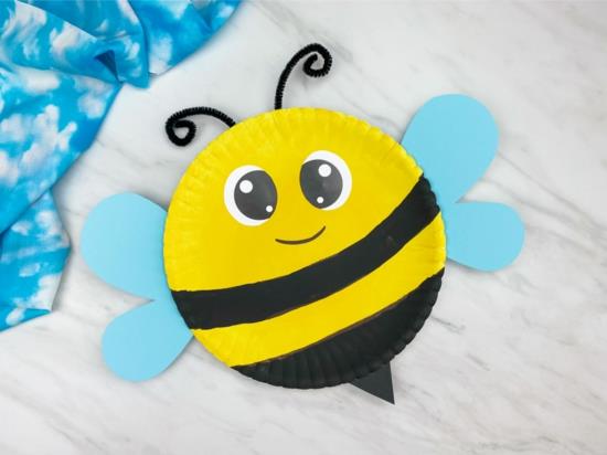 mehiläiset tekevät käsitöitä paperilevyistä ja paperista