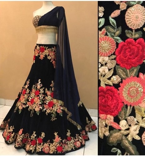 Sort blomstret Lehenga