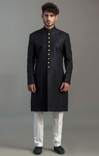 Sima fekete Sherwani