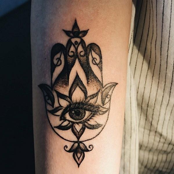 blackwork hamsa tatuointi silmällä