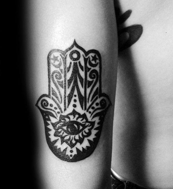 blackwork hamsa tatuointi