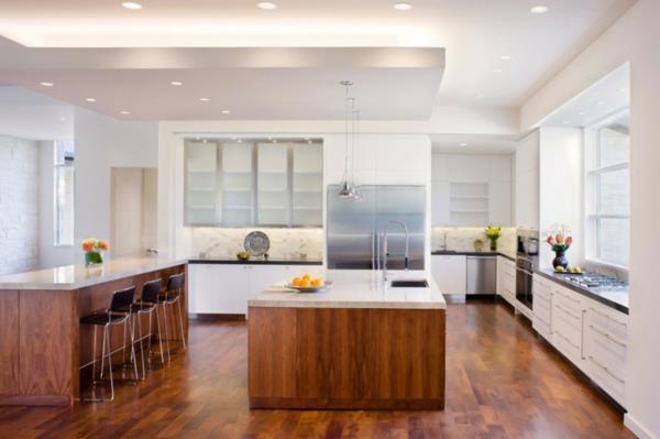 blanco -talo minimalistisessa texasissa keittiössä tummaa puuta ja marmoria