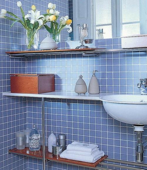 siniset laatat kylpyhuone pienet hyllyt kauneudenhoitotuotteet