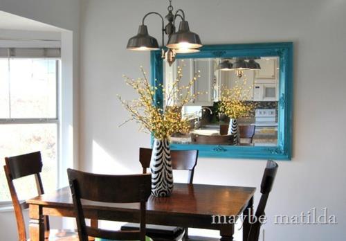 sininen kehys peili keittiön seinä idea ruokailutila tumma puu