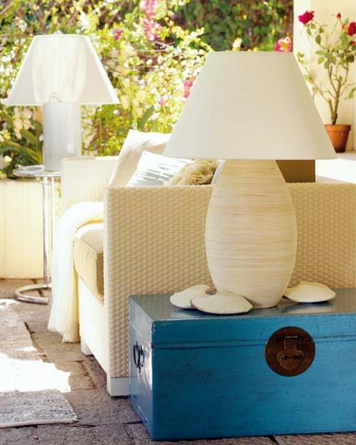 sininen rinta sivupöytä koristeelliset pöytävalaisimet patio aurinkoterassi auringonvalo