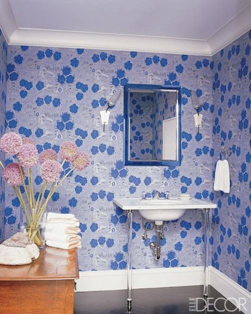 siniset seinät koristeet kukat raikas tunnelma kylpyhuone deco