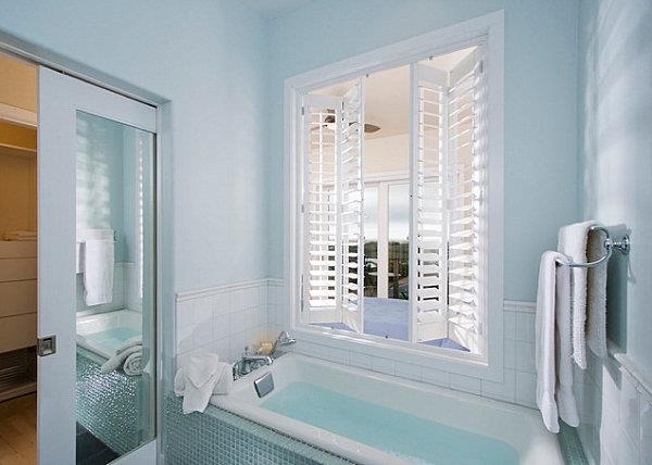 sininen värivalikoima vilkkaassa kylpyhuoneen kylpyammeessa