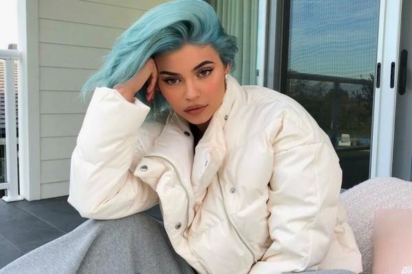 siniset hiukset kylie jenner 2019