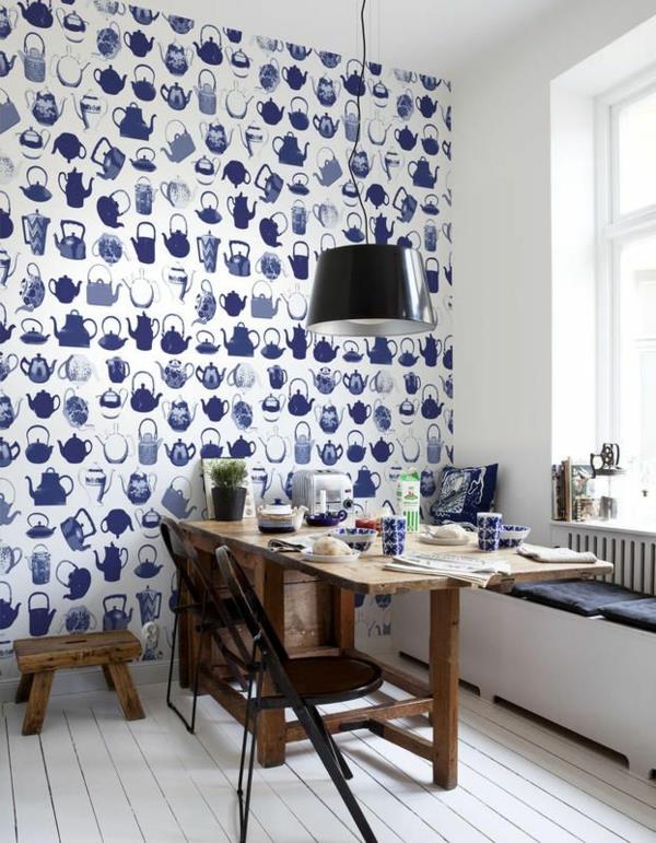 sininen tapetti tapetti kuvio vedenkeitin ruokasali design seinän suunnittelu puinen pöytä