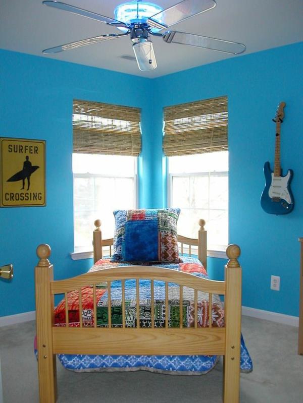 sininen seinän muotoilu nuorisohuoneessa musiikin aksentteja