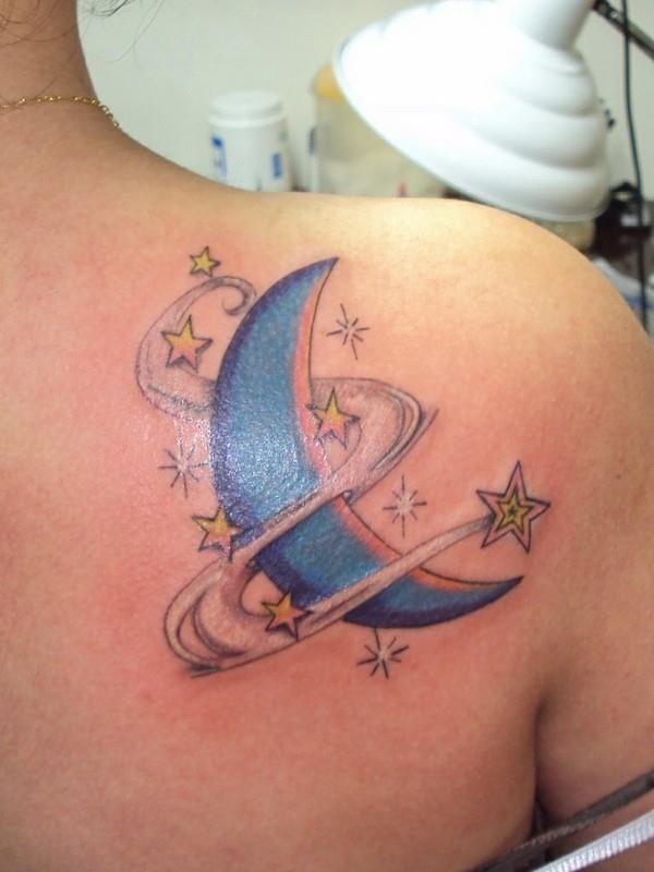 sininen kuu tähti tatuointi olkapäällä
