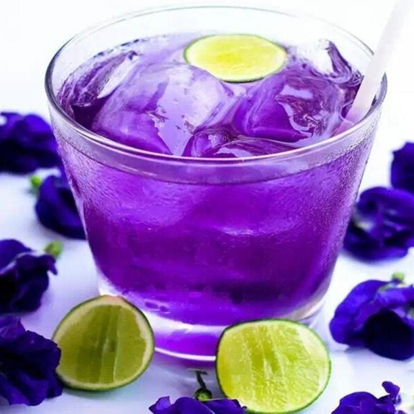 sininen juoma violetti jäätee sitruunalla