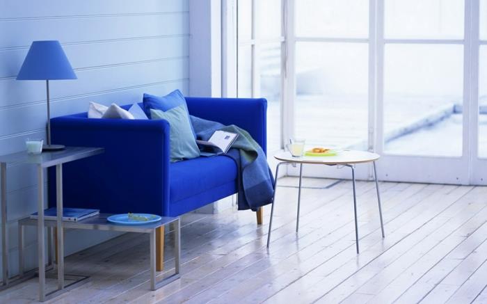 sininen sohva sininen aksentti koristavat olohuonetta