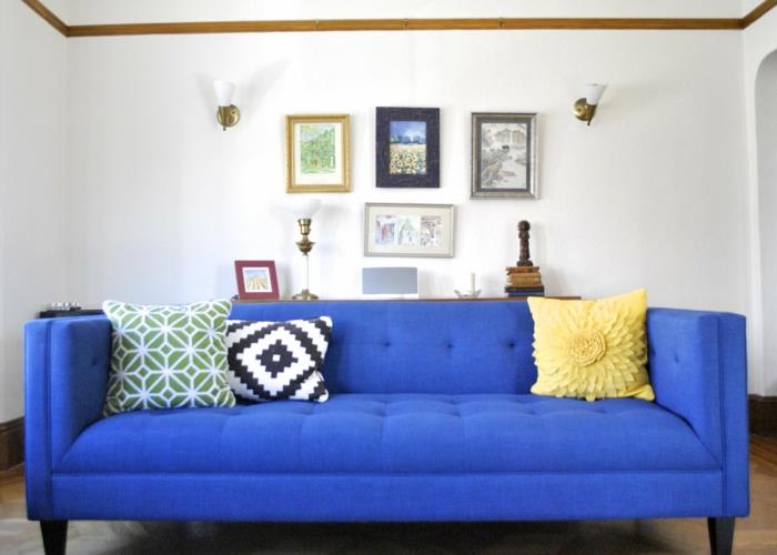 sininen sohva heittää tyynyt deco ideoita valkoiset seinät