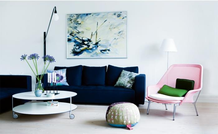 sininen sohva tummansininen vaaleanpunainen nojatuoli valkoiset seinät kynttilät kukat