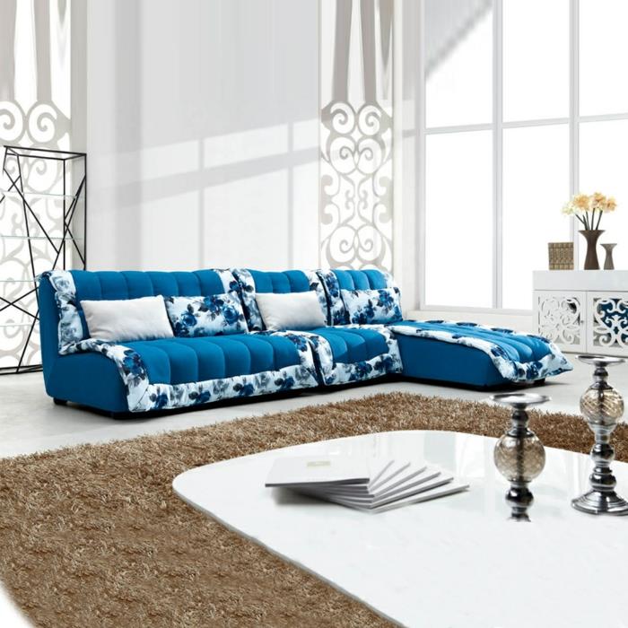 sininen sohva kukkakoristeet minimalistinen sohvapöytä beige matto