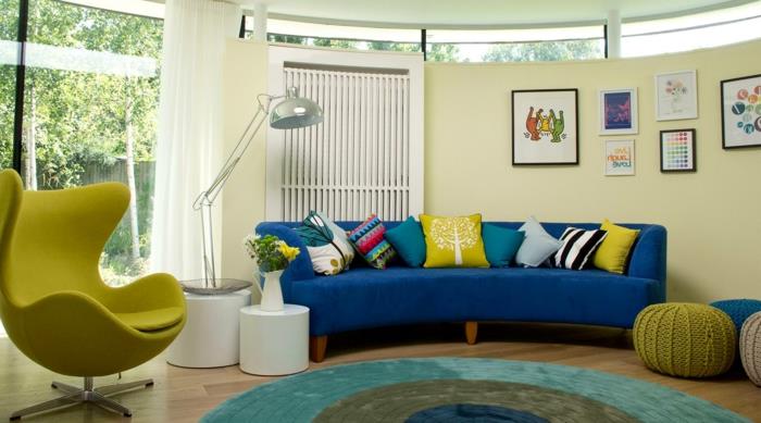 sininen sohva keltainen nojatuoli pyöreä matto värillinen jakkara valkoiset verhot
