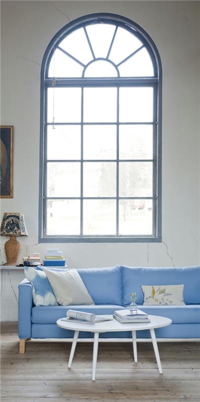 sininen sohva vaaleansininen valkoiset seinät puulattiat