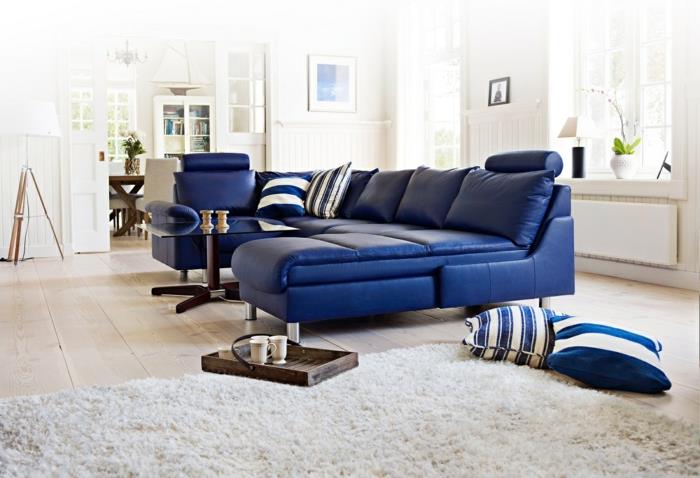 sininen sohva nahka valkoinen matto puulattiatyynyt