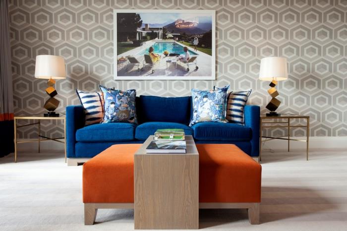 sininen sohva oranssi jakkara vaalea matto geometrinen tapetti