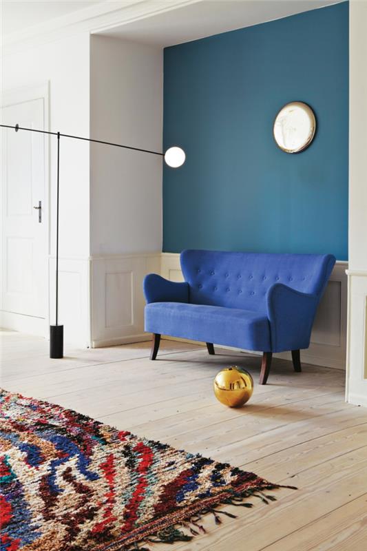 sininen sohva retro -näköinen värillinen matto puumatto
