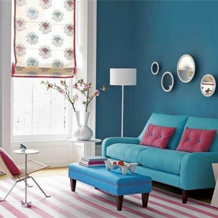sininen sohva raidallinen matto roomalaiset sokea kukat