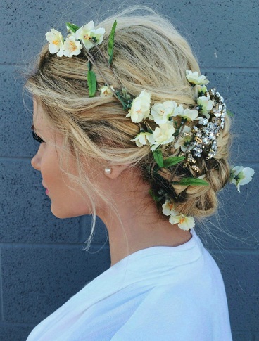 blonde updo frisurer