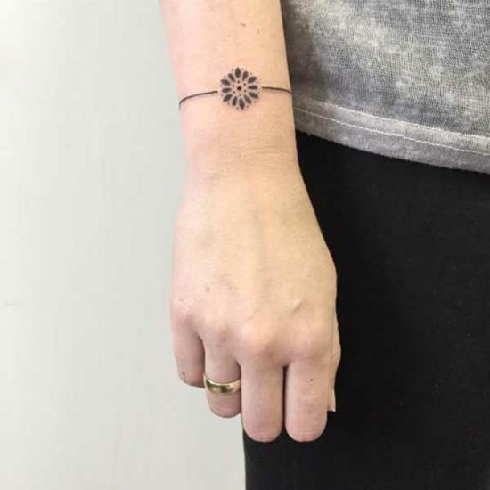 kukka mikro rannekoru tatuointi
