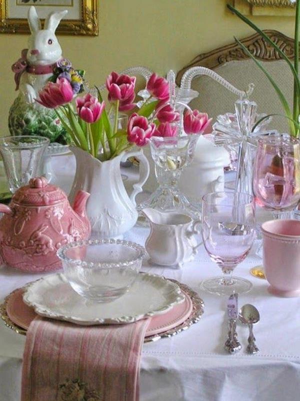kukkien järjestäminen pöydän koristeluideoita tulppaanien kanssa pääsiäispupu