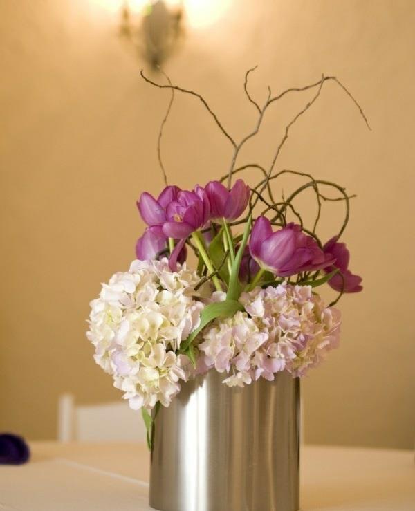 kukkien järjestäminen pöydän koristeluideoita tulppaaneilla