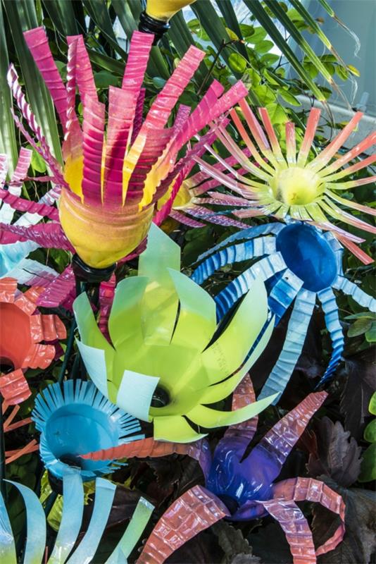 muovipulloista valmistetut kukat tekevät puutarhakoristeita itse