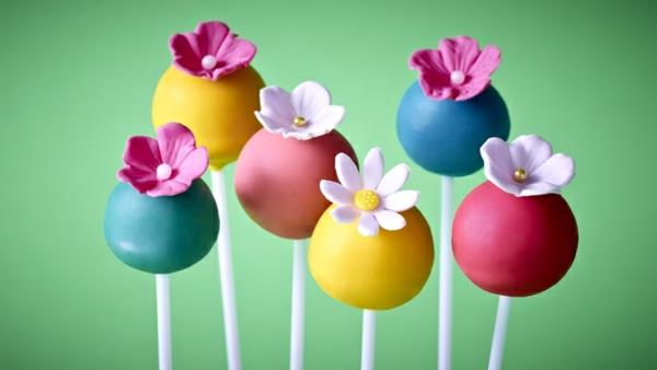 kukkakakku ponnahtaa taikina fondantilla