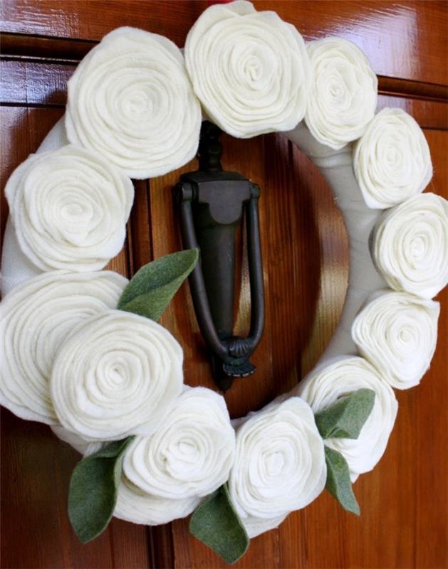 tee kukkia itse oven seppeleen koriste -ideoita ulkona