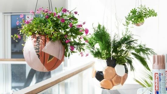 Tee puutarhan koristelu itse jalkapalloista