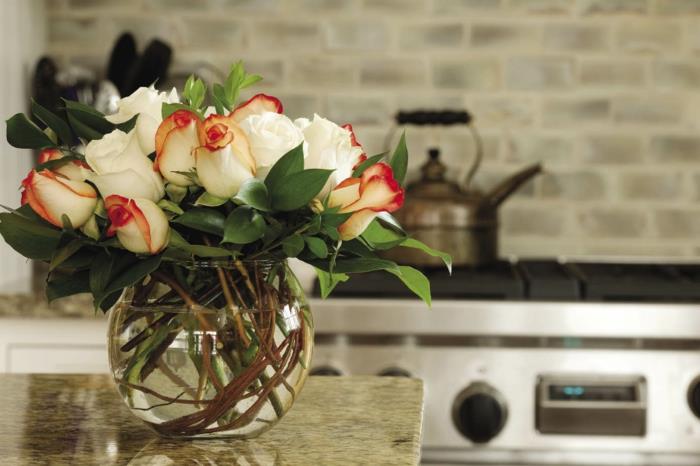 kukkakoriste -ideat koristavat keittiön keittiön saarta koristele ruusuja