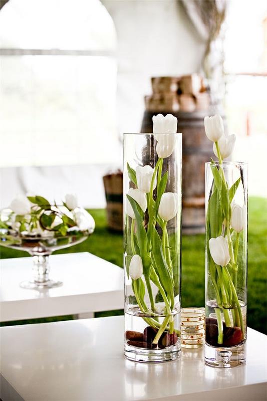kukka -asetelmista tulee tyylikkäitä pöytäkoriste -ideoita valkoisia tulppaaneja