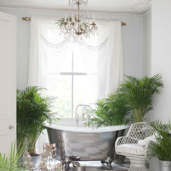 kylpyamme metallinen kattokruunu kukkaruukut luonto kylpyhuone