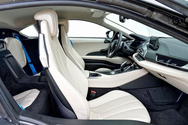 bmw sähköauto i8 design urheiluauto nahkaverhoilu