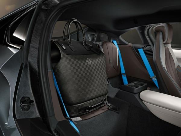 bmw sähköauto i8 suunnittelija muoti louis vuitton laukut takaistuimella