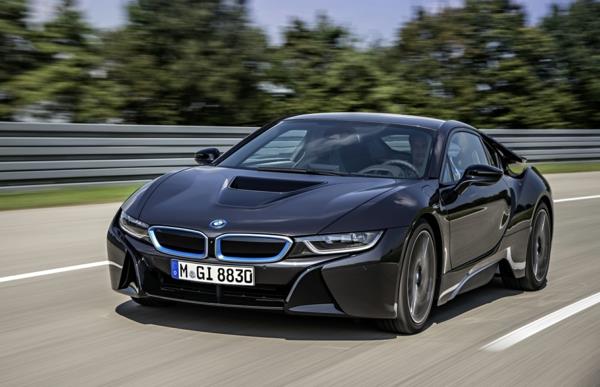 bmw sähköauto i8 hybridi urheiluauto musta