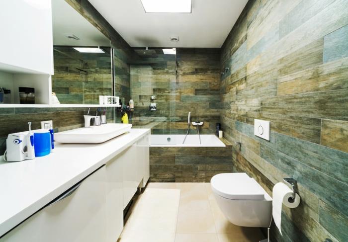 kylpyhuoneen lattia vaaleat lattialaatat värillinen seinälaattojen peili