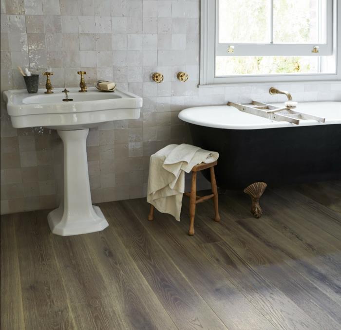 lattia kylpyhuone puinen päätypöytä kylpyamme seinälaatat