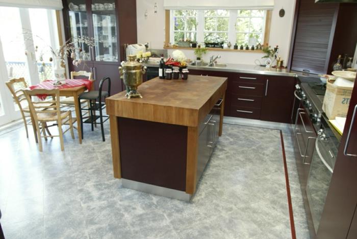 lattia keittiö korkkilattia puukalusteet ruskeat huonekalut