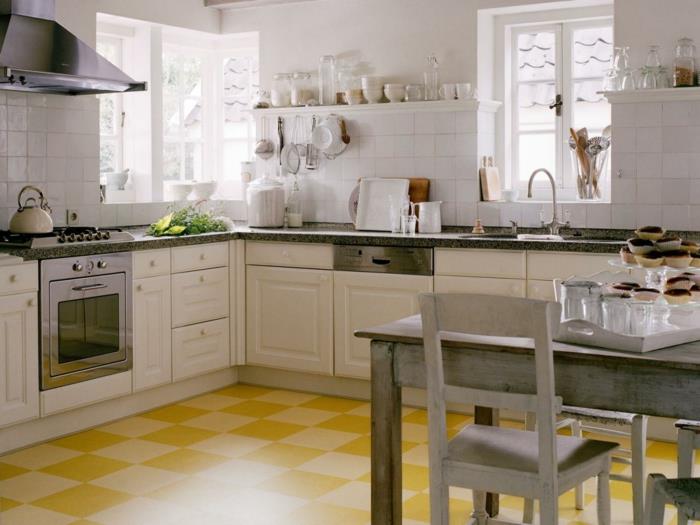 lattia keittiö linoleumi värillinen valkoinen keittiökaapit maalaismainen ruokapöytä