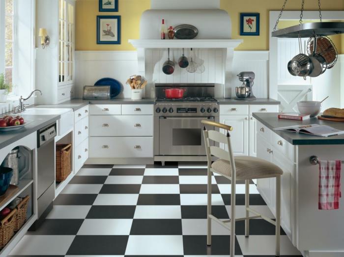 lattia keittiö vinyyli valkoinen musta valkoinen keittiökaapit keltaiset seinät