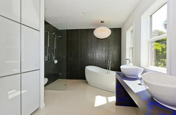 lattiatason suihku vapaasti seisova kylpyamme moderni kylpyhuone musta ja valkoinen