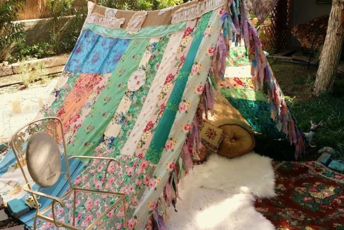 boho-tyylinen-teltta-puutarhassa